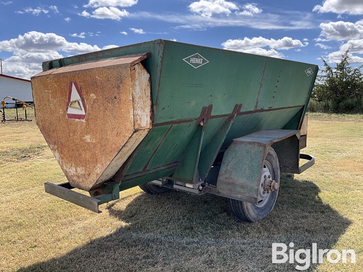 henke-b240-feeder-wagon-image-5