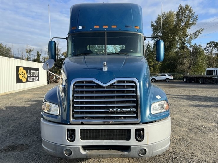 2017-mack-cxu613-tri-axle-truck-tractor-image-8