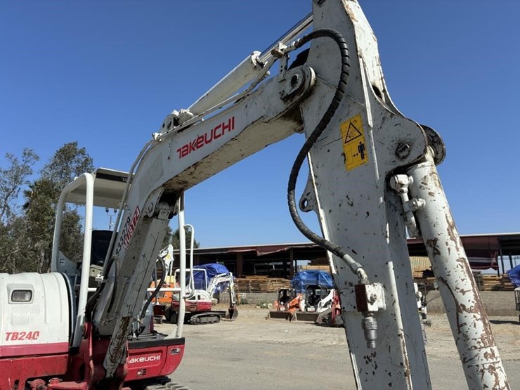 2017-takeuchi-tb240-image-7