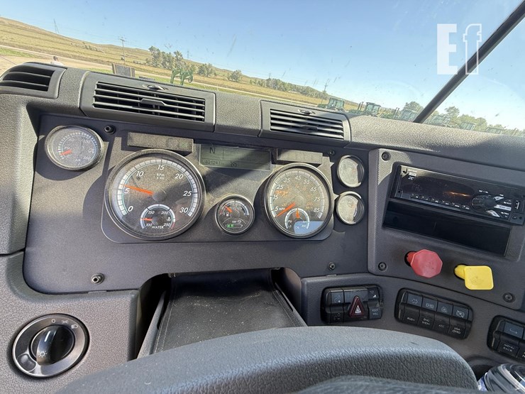 2015-freightliner-cascadia-125-evolution-image-23