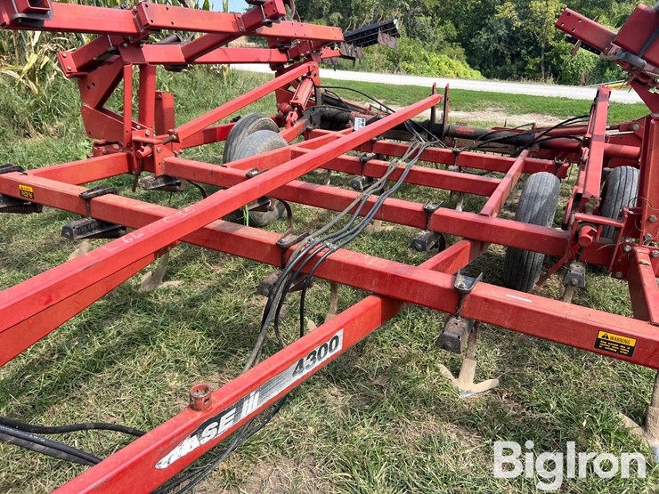 case-ih-4300-image-16