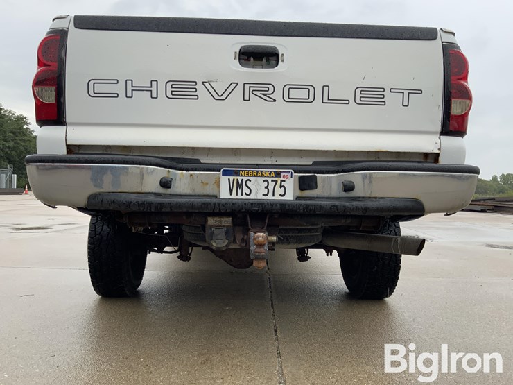 2004-chevrolet-silverado-2500-image-19