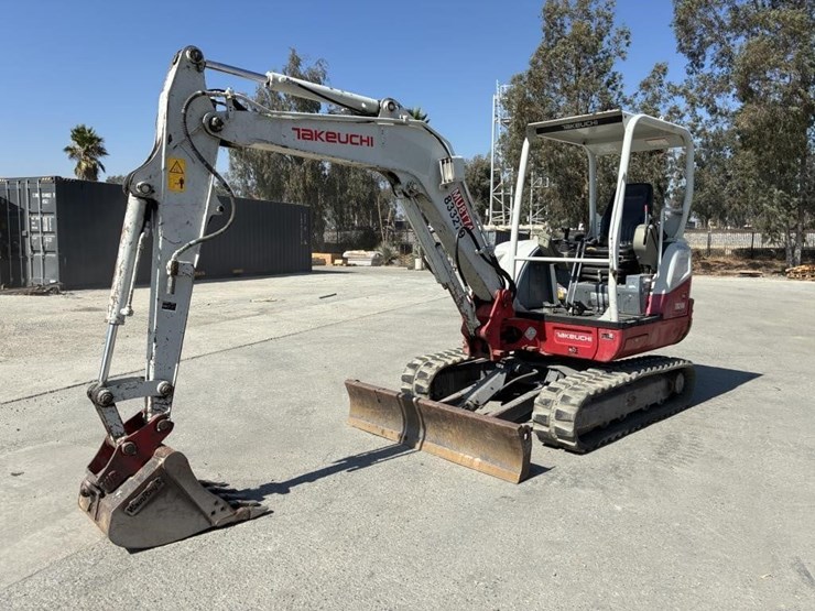 2017-takeuchi-tb240-image-1