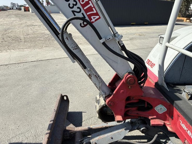 2017-takeuchi-tb240-image-11