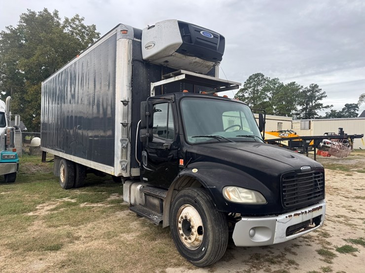 2007-freightliner-m2-business-class-straight-truc,-carrier-refrigerated-box,-6-speed-manual-trans,-image-2