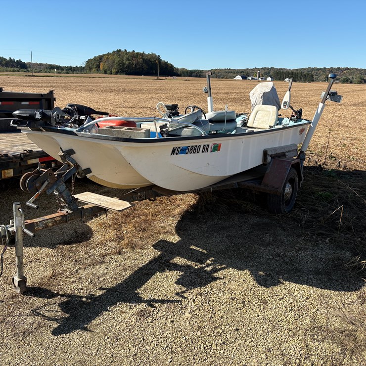 #1875 • McKee Craft Fiberglass Fishing Boat