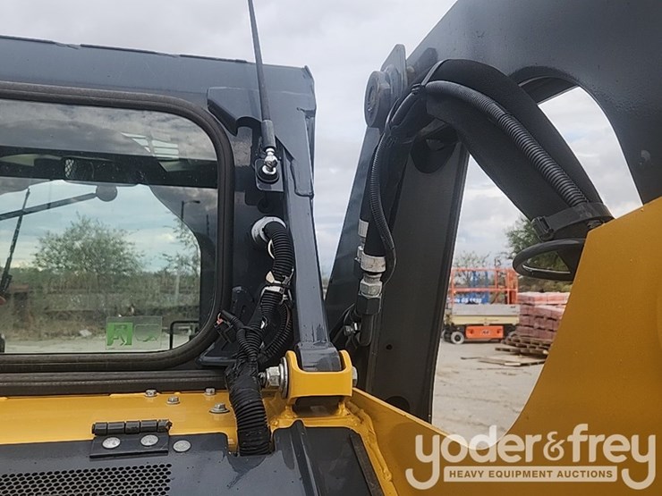 2018-deere-318g-image-19