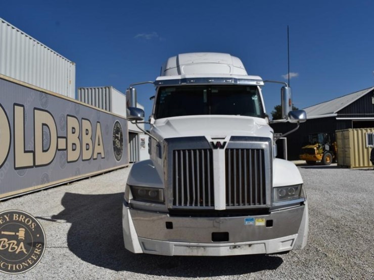 2020-western-star-5700xe-image-34