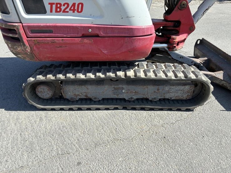 2017-takeuchi-tb240-image-14