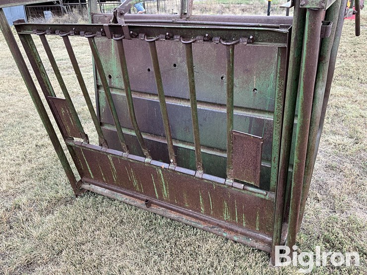 calf-cradle-squeeze-chute-image-12