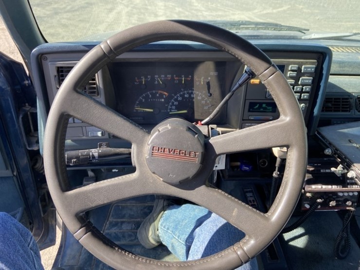 1994-chevrolet-suburban-image-15