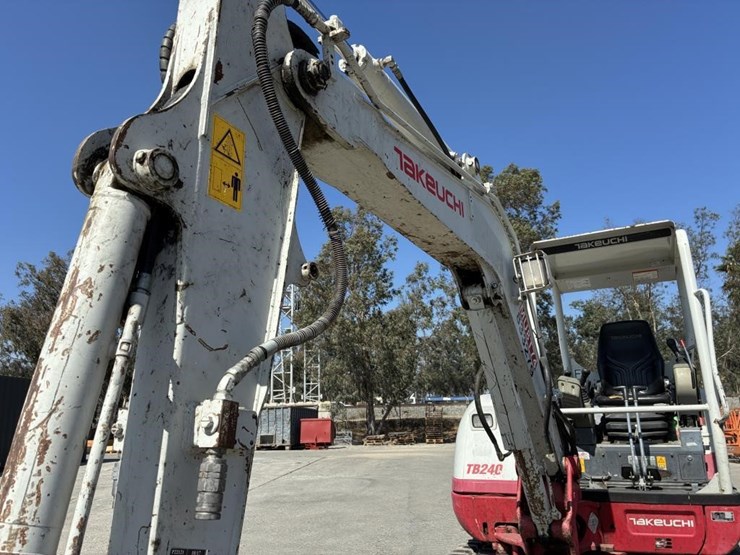 2017-takeuchi-tb240-image-8