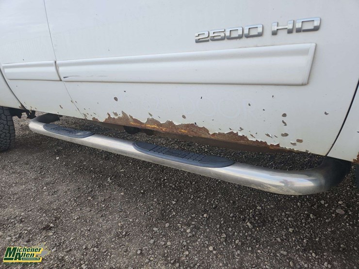 2011-chevrolet-silverado-2500hd-image-34