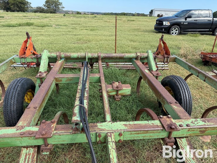 john-deere-11-image-12