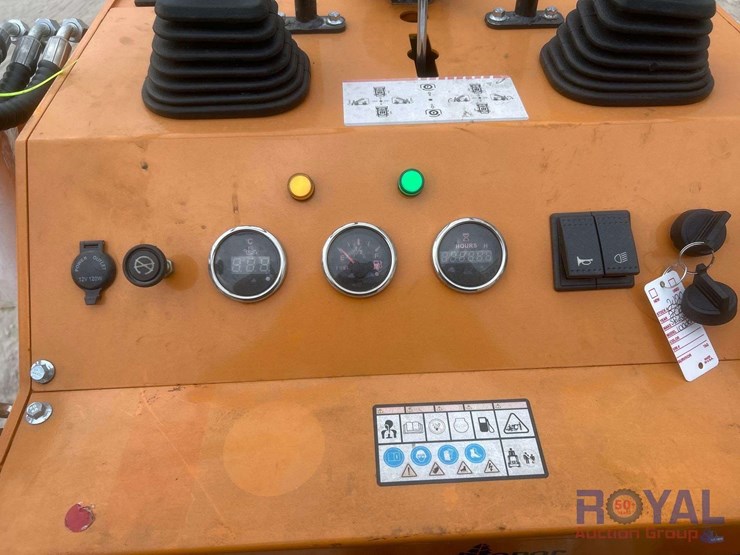 2025-landhero-ldh-ht380-ride-on-mini-track-loader-skid-steer-image-5