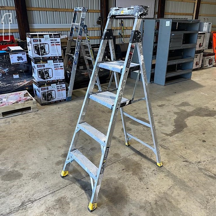 GORILLA 5' ALUMINUM LADDER