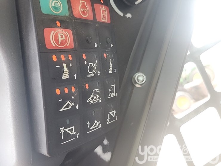 2018-deere-318g-image-24
