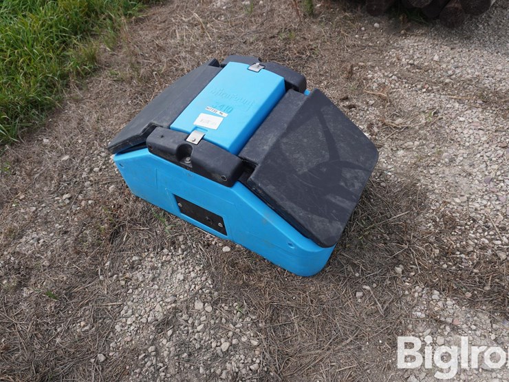 mirafount-3410-two-hole-hog-waterer-image-1