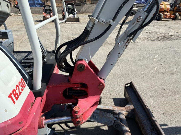 2017-takeuchi-tb230-image-12