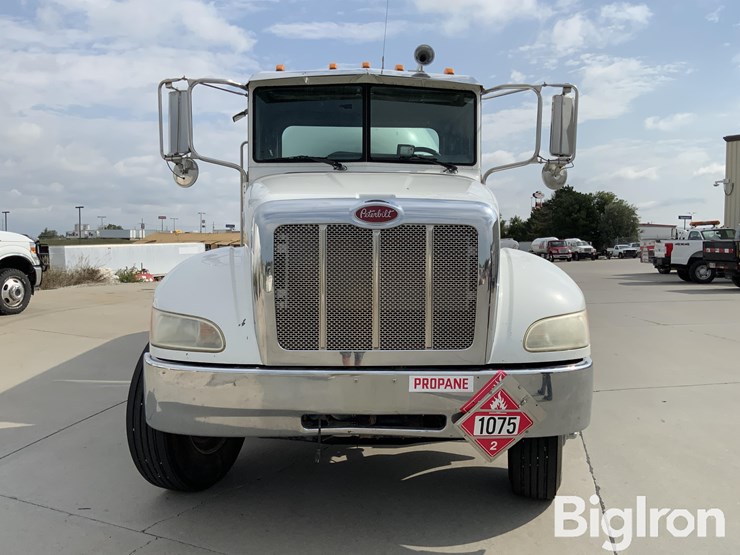 2010-peterbilt-335-image-2