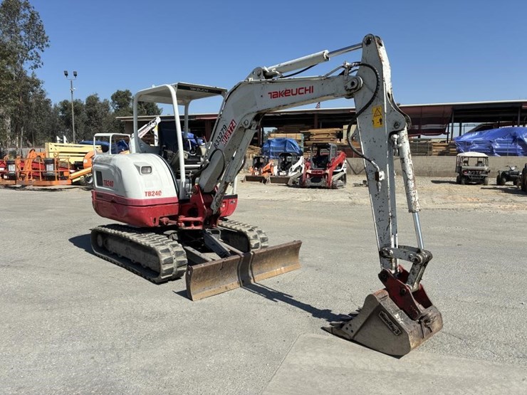 2017-takeuchi-tb240-image-2