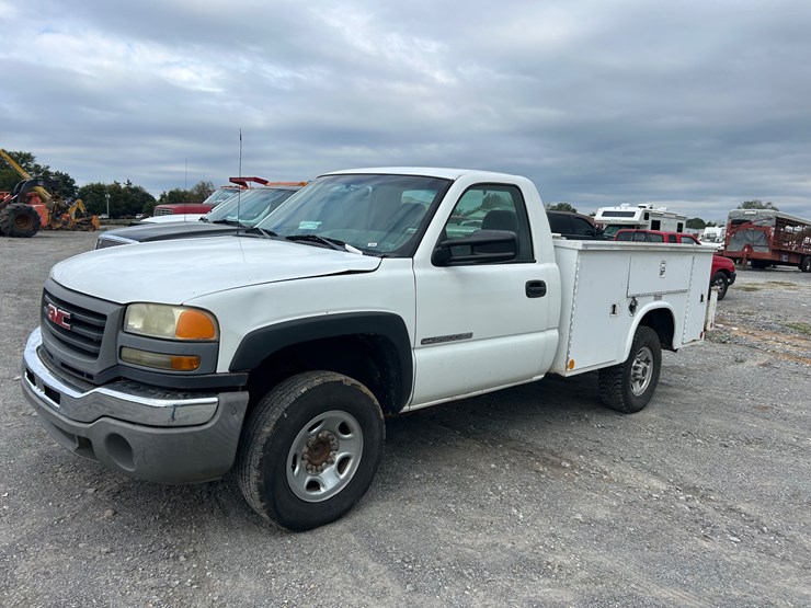 2004-gmc-sierra-2500-image-2