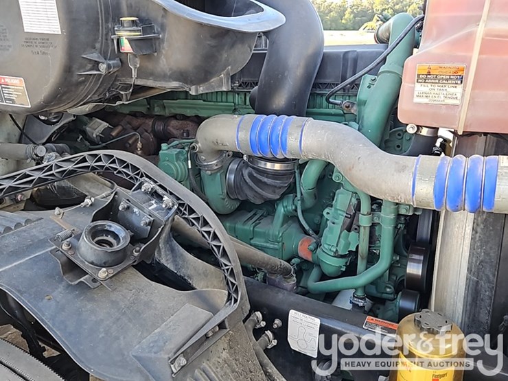 2018-volvo-10-image-24