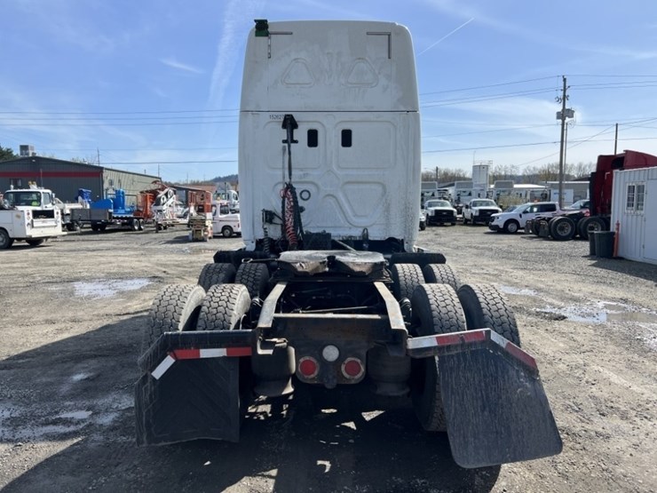 2016-freightliner-t/a-sleeper-truck-tractor-image-5