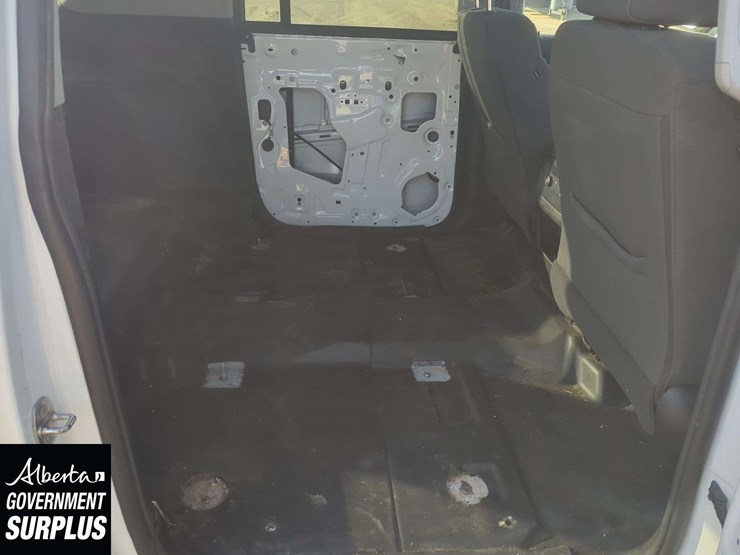 2019-chevrolet-suburban-image-19