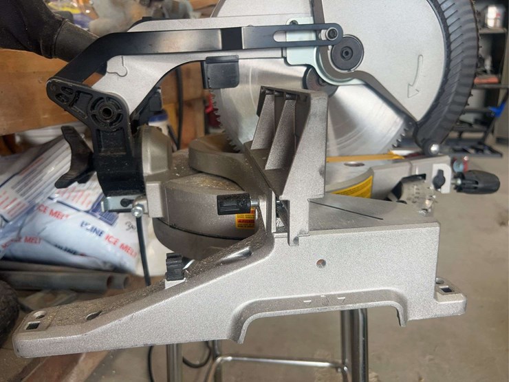 dewalt-12”-compound-miter-saw-(dws715)-image-6