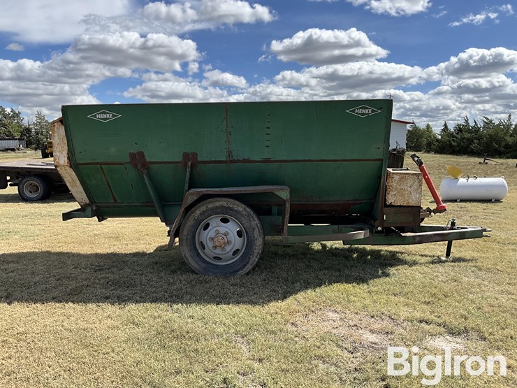 henke-b240-feeder-wagon-image-4
