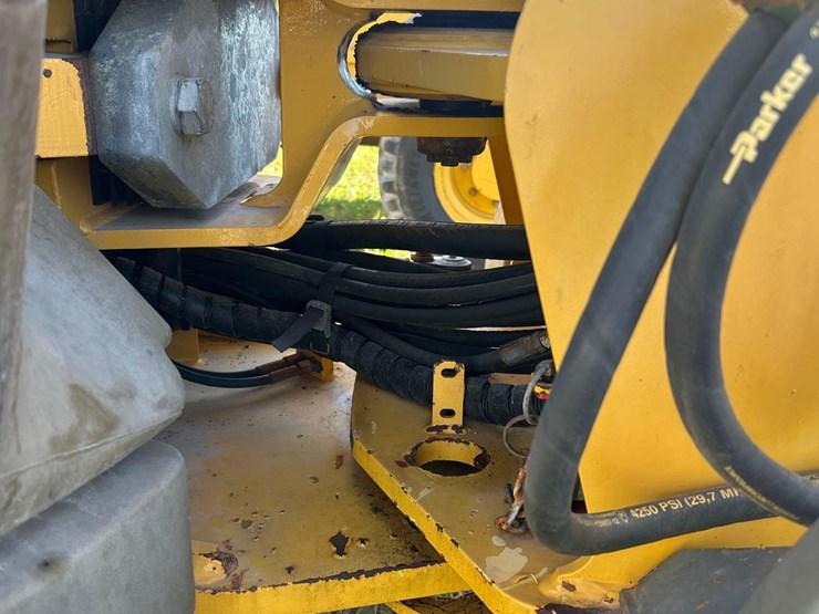 2011-deere-244j-image-13