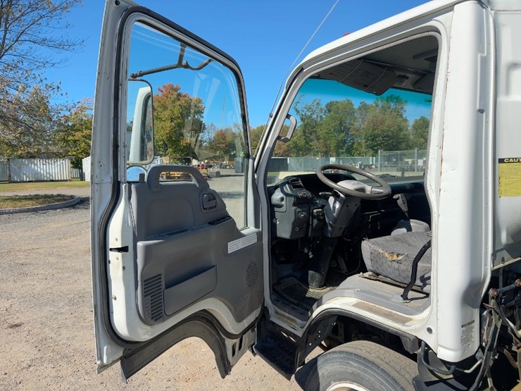 2006-isuzu-nqr-image-18