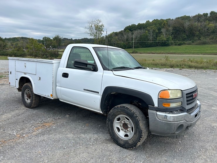 2004-gmc-sierra-2500-image-1