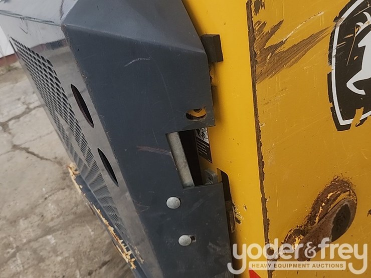 2018-deere-318g-image-17