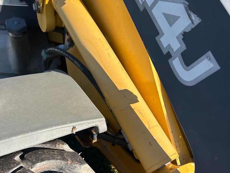 2011-deere-244j-image-11