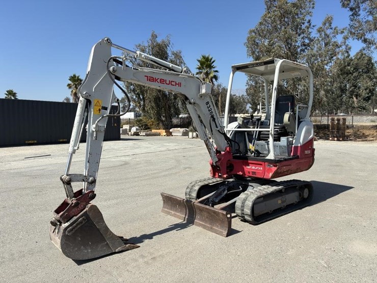 2017-takeuchi-tb230-image-1