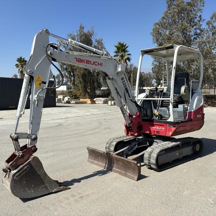 2017 TAKEUCHI TB230