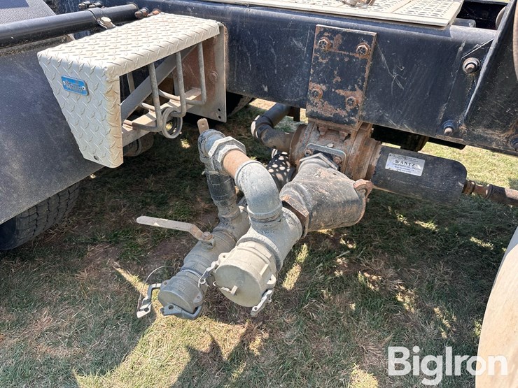 2001-freightliner-fld120-image-17