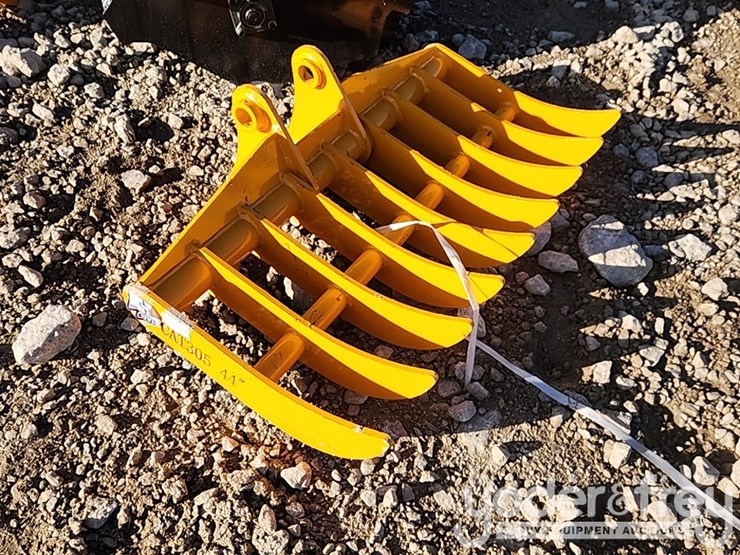 2025-caterpillar-305-image-2