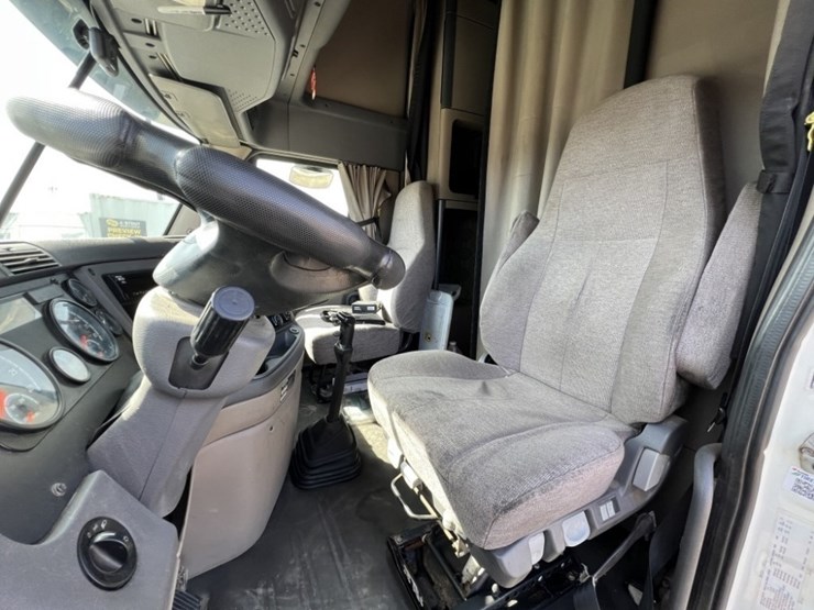 2016-freightliner-t/a-sleeper-truck-tractor-image-26