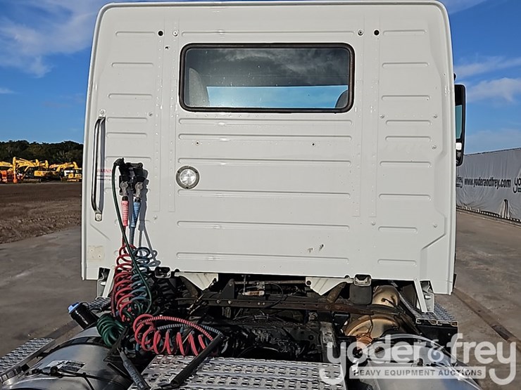 2018-volvo-10-image-21