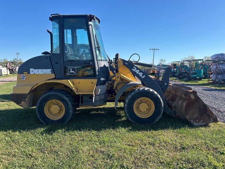 2011-deere-244j-image-4