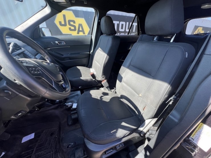 2019-ford-explorer-image-24