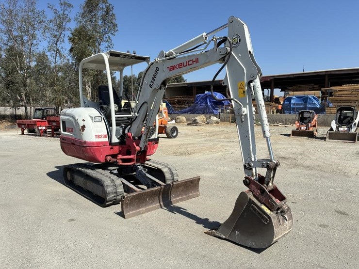 2017-takeuchi-tb230-image-2