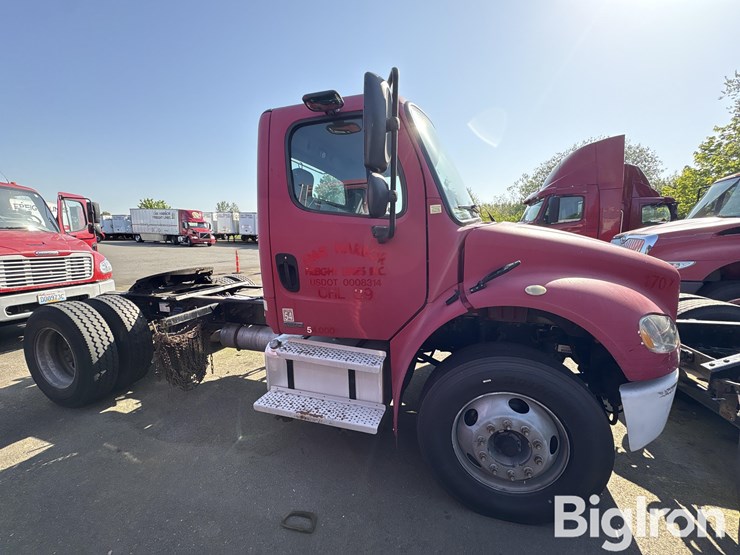 2004-freightliner-m2106-truck-tractor-image-4