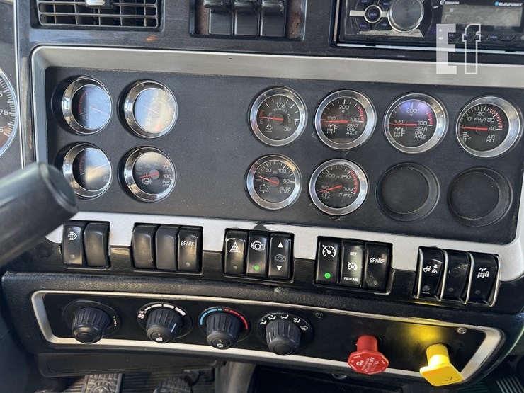 2011-kenworth-t800-image-27