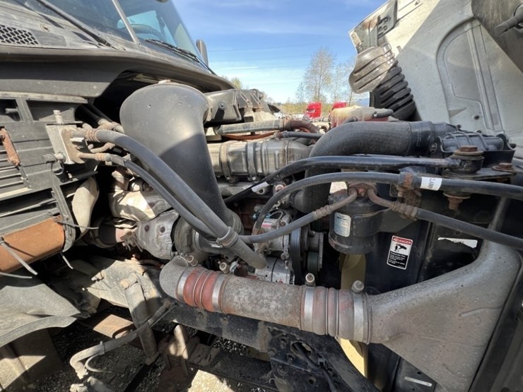 2016-freightliner-t/a-sleeper-truck-tractor-image-16