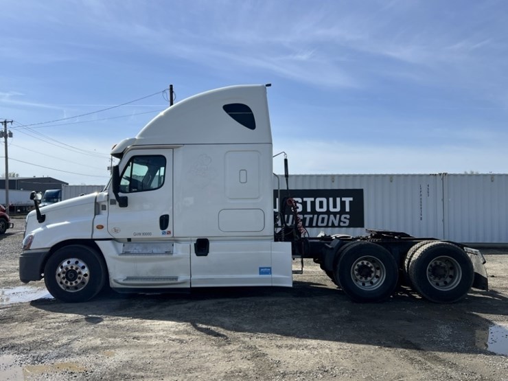 2016-freightliner-t/a-sleeper-truck-tractor-image-7