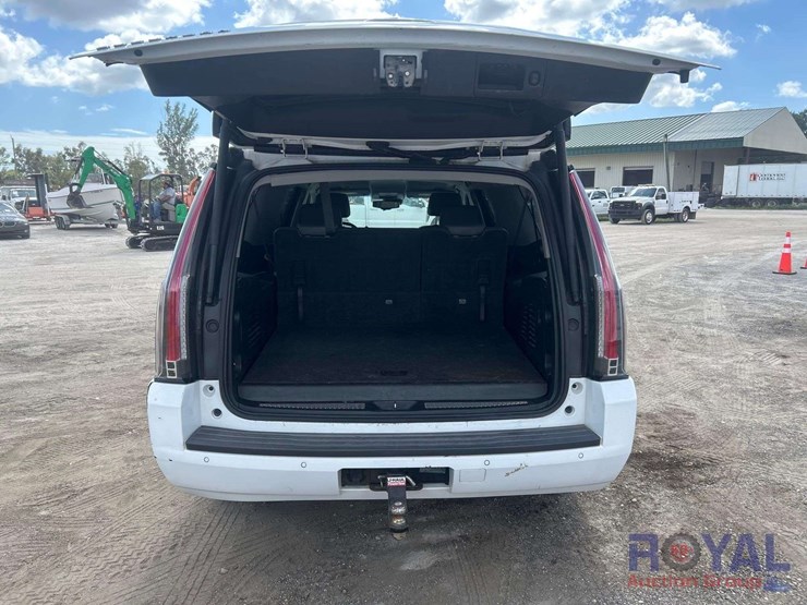 2019-chevrolet-suburban-image-32